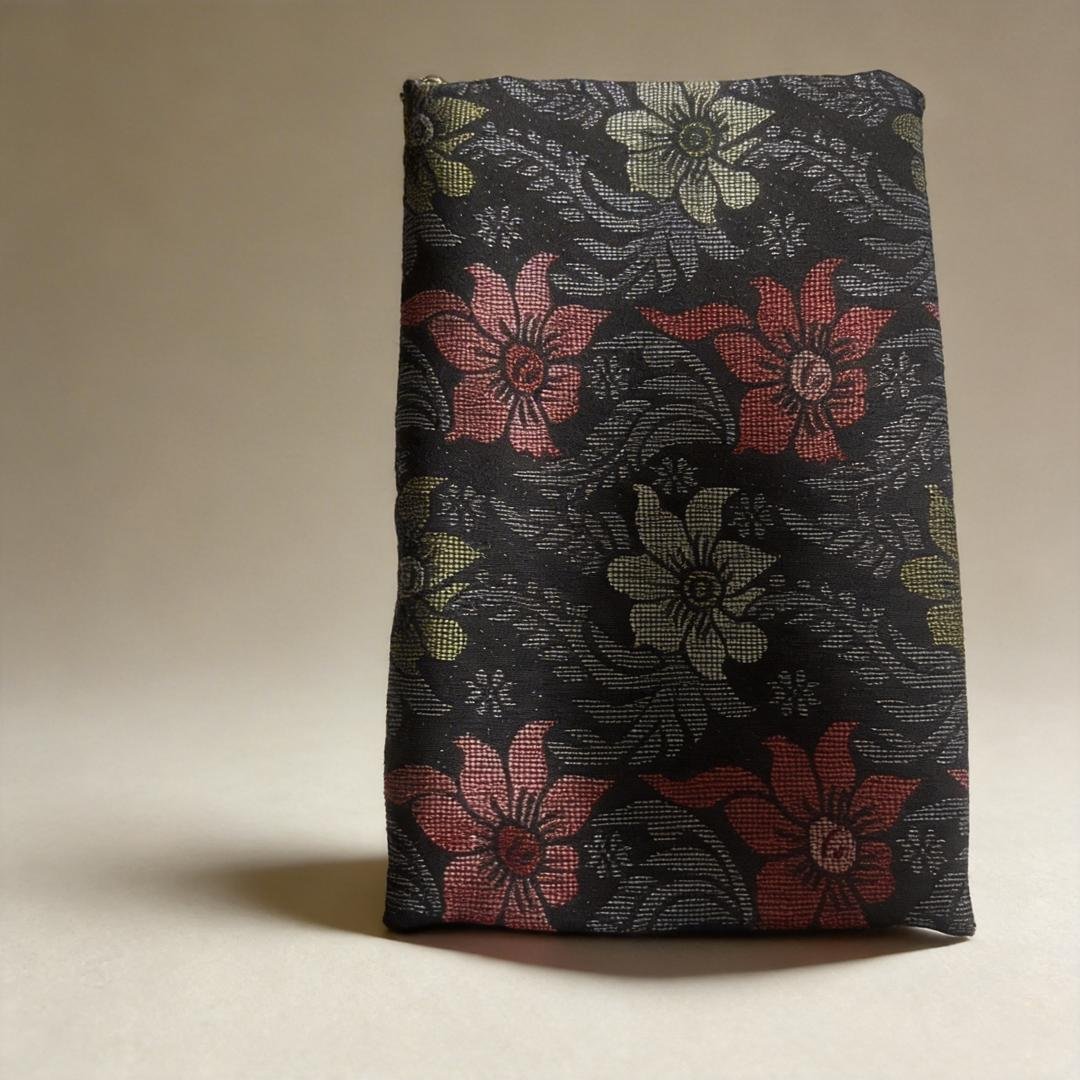 Utbah Sampin in Black Red